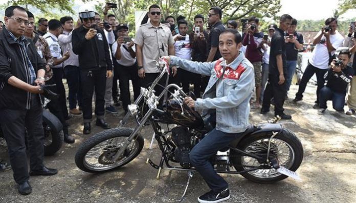 Saat didera berbagai fitnah dan hinaan, saat menghadapi berbagai persoalan bangsa, Jokowi masih terlihat tenang seperti yang saya kenal puluhan tahun lalu.(Foto: tempo.co)