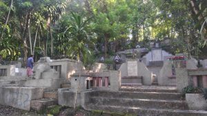 Meski kompleks makam Gunung Sempu lebih dikenal sebagai makam masyarakat keturunan Tionghoa, namun banyak warga sekitar dari berbagai latar belakang agama juga dimakamkan di sini.(Foto: Wempi)