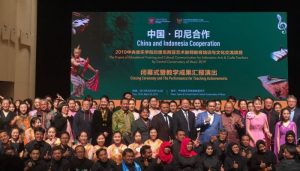 Foto bersama Dubes RI bersama para pejabat CCOM, Atase Pendidikan KBRI Beijing, para guru peserta pelatihan dan dosen serta siswa CCOM.(Foto: KBRI Beijing)
