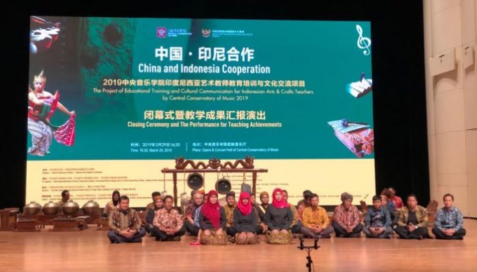 Lagu Gambang Suling dinyanyikan oleh para guru seni peserta program pelatihan pendidikan dan komunikasi budaya di CCOM pada acara penutupan pelatihan.(Foto: KBRI Beijing)