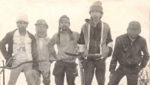 Jokowi (paling tinggi) dalam ekspedisi Gunung Kerinci 1983 bersama Mapala Silvagama Fakultas Kehutanan UGM).(Foto: Mapala Silvagama)
