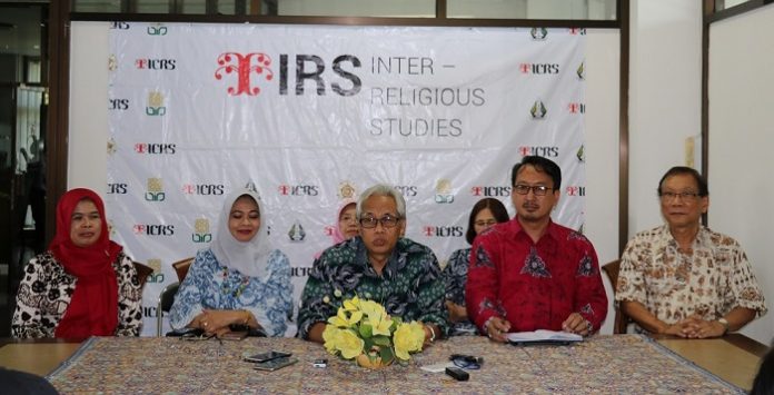 AIPI bersama dengan Indonesian Consortium for Religious Studies (ICRS) yang beranggotakan UGM, Universitas Islam Negeri (UIN) Sunan Kalijaga, dan Universitas Kristen Duta Wacana (UKDW), menyampaikan rekomendasi dalam tiga aspek yang akan diajukan kepada pemerintah. Foto : Humas UGM