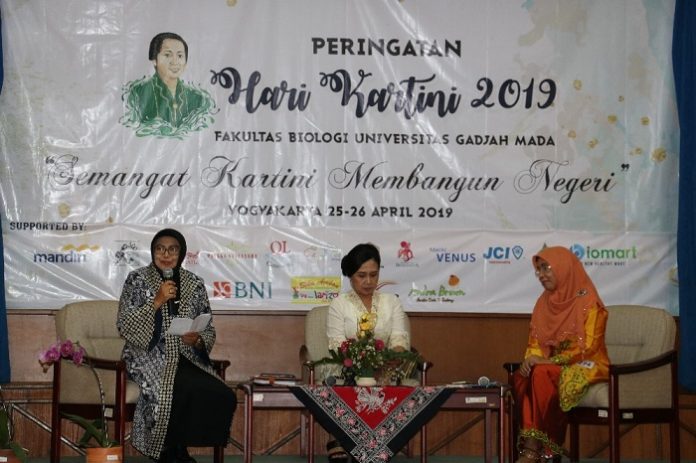 Puncak acara Hari Kartini pada 26 April 2019 diisi talkshow Kisah Inspirasi Wanita Membangun Negeri yang menghadirkan Wakil Bupati Sleman Sri Muslimatun dan alumnus Fakultas Biologi, Esti Wahyuningtyas. Foto : Humas SUGM