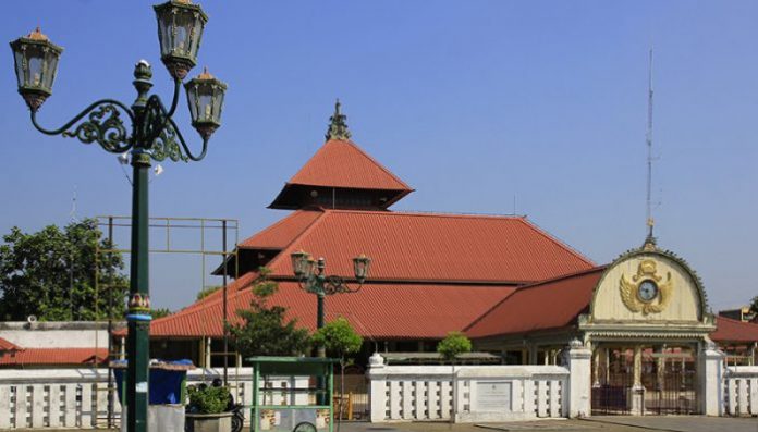 Keberadaan Masjid Gedhe Kauman tidak hanya memberikan manfaat bagi para wisatawan dan penduduk kampung Kauman, tetapi juga menguntungkan warga sekitar yang berprofesi sebagai pedagang.(Foto: lelungan.net)
