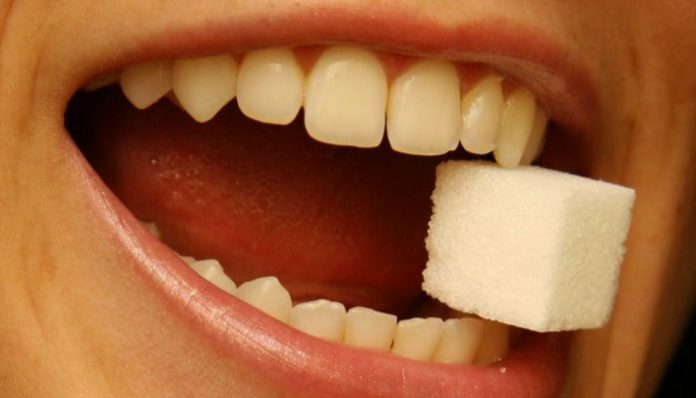 Rongga mulut merupakan gerbang utama masuknya berbagai bakteri dan kuman melalui makanan yang kita konsumsi.(Foto: serumpi.com)