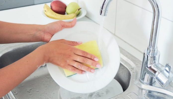 Perlu dicermati penggunaaan spons pencuci piring agar terhindar dari bahaya bakteri.(Foto: halodoc.com)