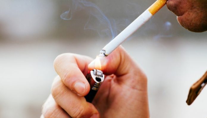 Penting disadari bagi setiap ayah untuk lebih bijak dalam berperilaku merokok.(Foto: hellosehat.com)