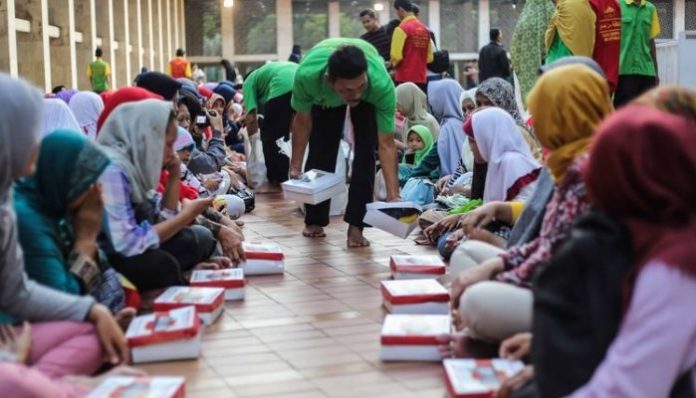 Banyak masjid di sekitar kampus UGM yang menyediakan makanan berbuka secara cuma-cuma. Foto: kompasiana.com