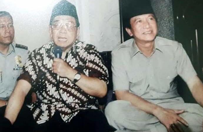 Ir. Bondan Gunawan Sastrosudarmo (kanan) bersama Gus Dur. Foto: islami.co