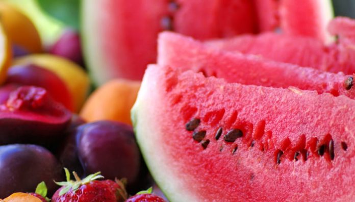 Mengonsumsi buah-buahan dapat mengembalikan cairan tubuh yang hilang dan meningkatkan imunitas tubuh. Foto: hellosehat.com