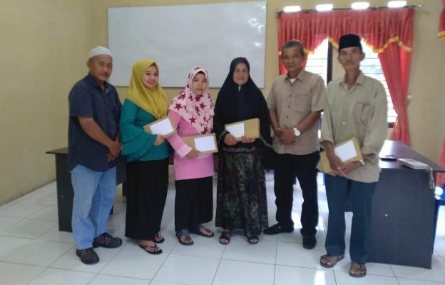 Mulyadi selaku koordinator Bakti Sosial membagikan donasi di ujung Pulau Bengkalis. Foto: Kagama Riau