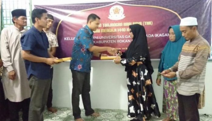 Pelaksanaan Pemberian THR ini merupakan inisiatif dari Kagama Riau. Foto: Sholihin