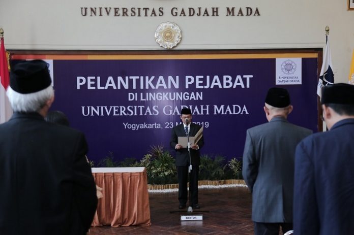 Rektor UGM Panut Mulyono meminta para pejabat baru untuk bisa bersinergi dan bekerja sama untuk memajukan institusi dan memberikan kemanfaatan bagi masyarakat. Foto : Firsto/Humas UGM