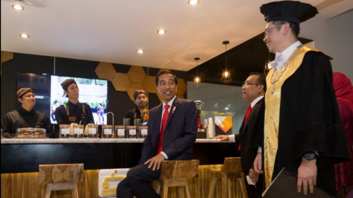 Presiden Jokowi saat ngopi di Digilib Cafe FISIPOL UGM. Foto: tribunnews.com