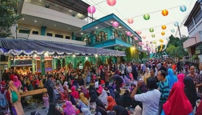Tradisi Kampoeng Ramadhan Jogokariyan (KRJ) tidak hanya menjadi pusat makanan berbuka untuk masyarakat. Foto: travel.kompas.com
