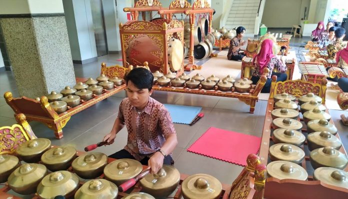 Fakultas Ilmu Budaya sudah 2 tahun menerapkan mata kuliah Praktik Kebudayaan Indonesia menjadi kelas wajib untuk dipentaskan. Foto: Sirajuddin