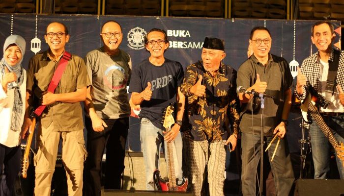 Gama Band menyajikan 10 lagu nostalgia bersama Kagama Gelanggang lainnya. Foto: Sirajuddin