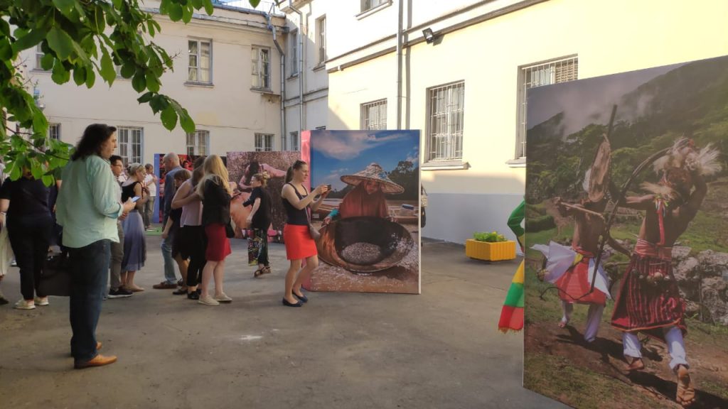 Warga Rusia mengunjungi pameran foto "Indonesia. The Territory of Ancient Traditions" di Moskow. Foto : KBRI Moskow