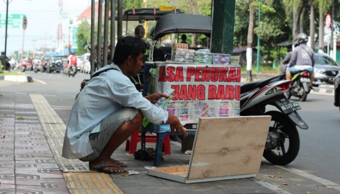 Satu minggu menjelang hari raya hingga H+1, berbagai jasa penukaran uang sudah melapak di sepanjang jalan raya. Foto: Sirajuddin