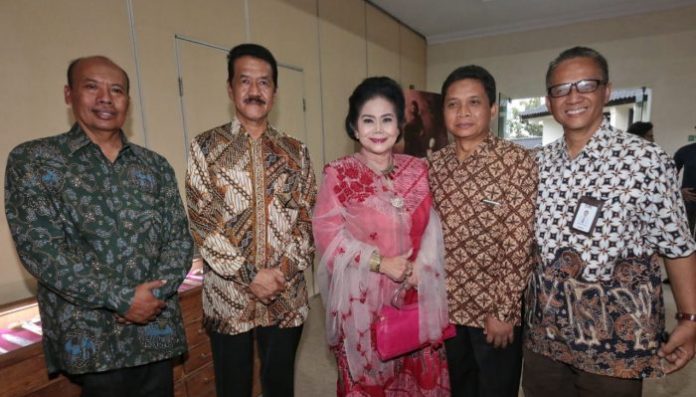 Sekretaris Perusahaan PT TWC Achmad Muchlis (paling kanan) berfoto bersama GBPH Yudhaningrat (kedua dari kiri) saat membuka kegiatan festival keris di Candi Ratu Boko. Foto: bumn.go.id