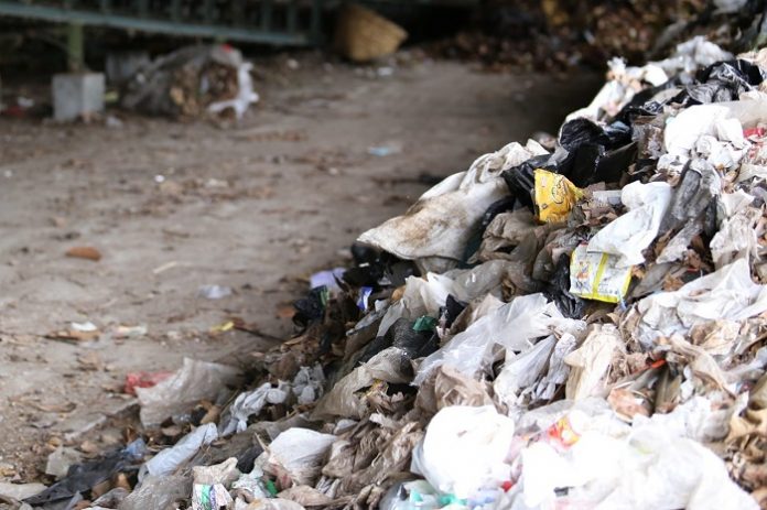 Sampah yang terkontaminasi B3 dan tidak bisa didaur ulang menjadi ancaman kelestarian lingkungan dan membahayakan manusia. Foto : Humas UGM