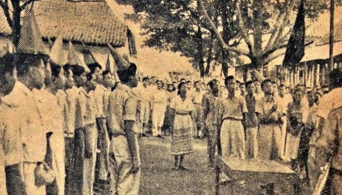 Bendera Plontjo dikibarkan sebagai tanda aksi perploncoan mahasiswa baru dimulai. Foto: Majalah Gadjah Mada terbitan Oktober 1953
