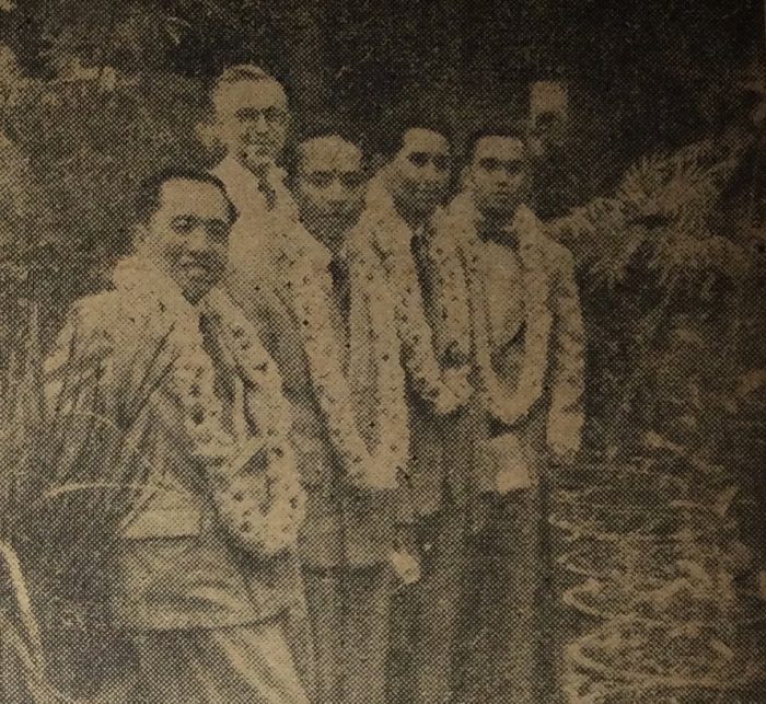 Lulusan Pertanian saat berpose di taman Fakultas. Foto: Majalah Gadjah Mada Februari 1954
