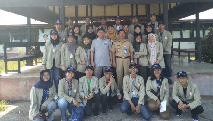 Mahasiswa KKN UGM bersama Camat Rasau Jaya, H. Suhartono,SE. Foto: Istimewa