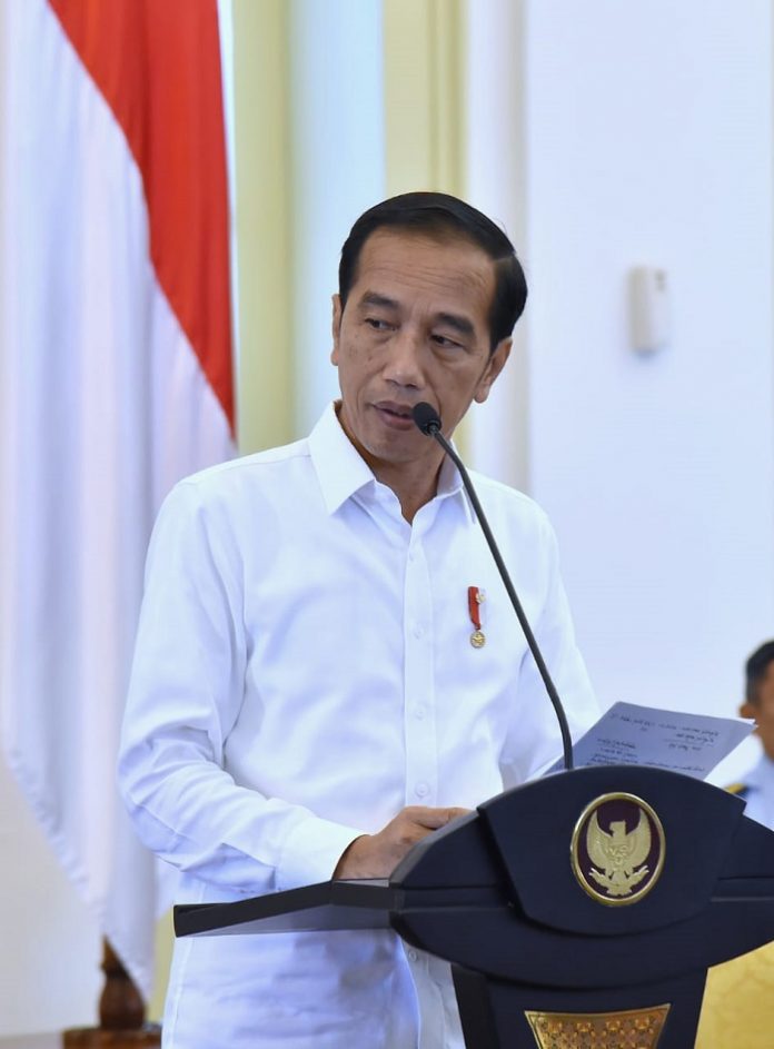 Presiden Joko Widodo mengingatkan para menterinya untuk bisa mempermudah izin usaha, khususnya untuk investasi yang berkaitan dengan ekspor maupun barang-barang substitusi impor. Foto : Setpres