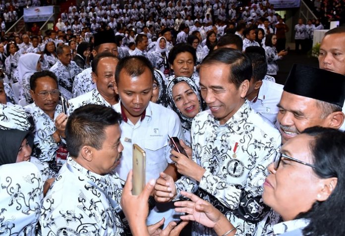 Presiden Joko Widodo percaya guru memiliki peran tak tergantikan dalam membentuk karakter anak bangsa dengan budi pekerti yang luhur, dengan toleransi, dan nilai-nilai kebaikan. Foto : Setpres