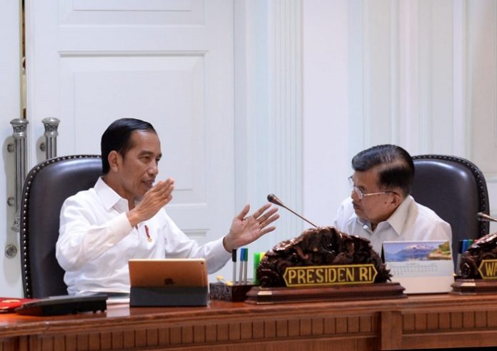 Presiden Joko Widodo meminta para menteri, kepala lembaga, dan gubernur untuk turun melihat langsung ke lapangan dan segera melakukan langkah-langkah antisipasi serta mitigasi terhadap dampak kekeringan ini. Foto : Setpres