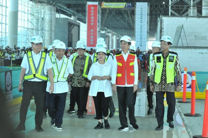Presiden Joko Widodo dan Ibu Negara Iriana Joko Widodo didampingi Sri Sultan Hamengkubuwono X dan sejumlah pejabat negara meninjau pembangunan YIA. Foto : Setkab