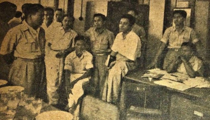 Banyak kegiatan unik yang diadakan panitia untuk melatih mental para mahasiswa baru di awal UGM berdiri. Foto: Majalah Gadjah Mada 1953