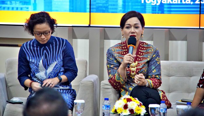 Dr. Frederica Widyasari Dewi, M.B. A, Direktur Utama PT. KSEI mengatakan, teknologi dan ekonomi berbasis digital juga mengubah landscape ekonomi, keuangan, dan pasar modal. Foto: Taufiq