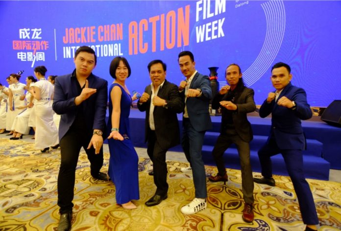 Duta Besar Djauhari Oratmangun bersama para bintang “Hit and Run”. Foto: KBRI Beijing