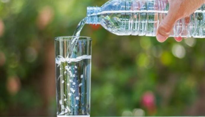 Menurut berbagai sumber, air putih dapat melancarkan pencernaan dan mengurangi risiko terserang penyakit batu ginjal. Foto: grid.id