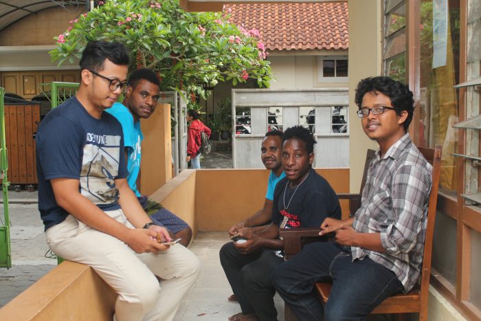 Santai bersama teman-teman di teras asrama. Foto: Maulana
