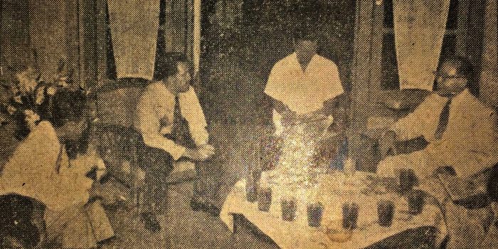 Dengan santai Hatta menjelaskan persoalan-persoalan yang ditanyakan oleh mahasiswa. Foto: Majalah Gadjah Mada Juli 1954