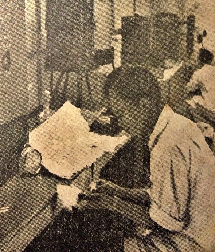 Seorang mahasiswa sedang memeriksa anjing yang sakit. Foto: Majalah Gadjah Mada 1954