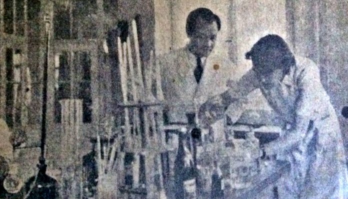 Zakaria dan Kamal sedans melakukan pengamatan di laboratorium. Keduanya baru pulang dari Jerman Barat uituk belajar ilmi kimia dan obat-obatan. Foto: Majalah Gadjah Mada 1954