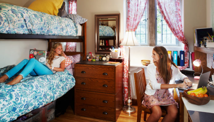 Bila kamu tidak berhati-hati, berbagi kamar kos dengan teman bisa jadi merepotkan. Foto: generasimudaid.com