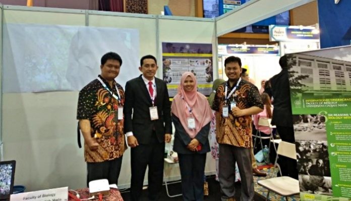 Booth Fakultas Biologi UGM dikunjungi oleh beberapa tokoh kementerian pendidikan Malaysia dalam gelaran PECIPTA 2019. Foto: Humas Biologi