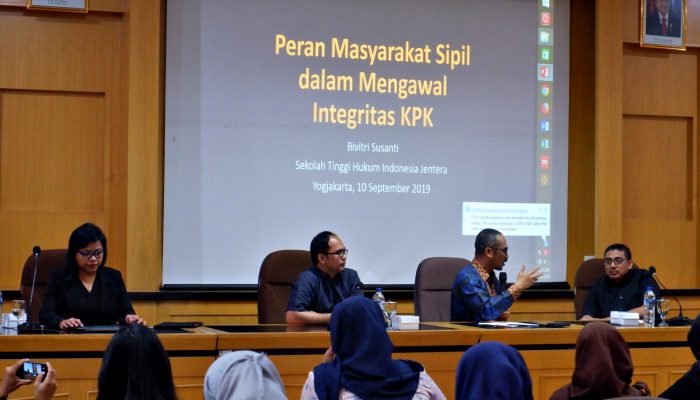 Diskusi terbuka Mengawal Integritas Pimpinan KPK sebagai bagian dari Rangkaian Festival Konstitusi dan Antikorupsi di Fakultas Hukum UGM. Foto: Kinanthi