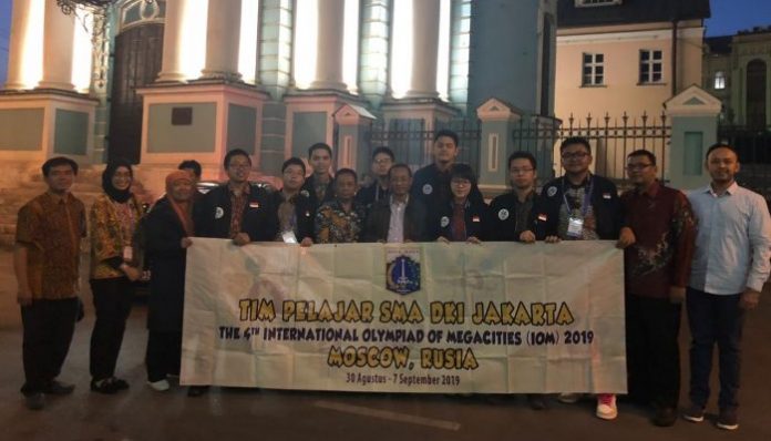 Dubes RI untuk Rusia, M. Wahid Supriyadi memberikan dukungan kepada Tim Pelajar DKI Jakarta pada the IV International Olympiad of Metropolises (IOM). Foto: KBRI Moskow