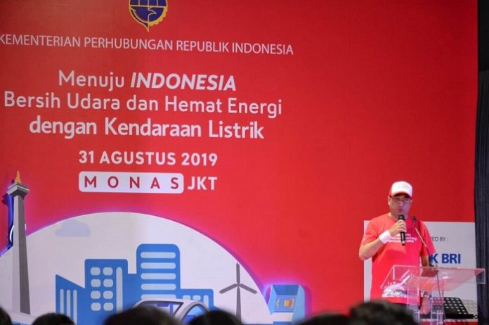 Menteri Perhubungan Budi Karya Sumadi mendoronng angkutan umum untuk beralih menggunakan kendaraan bermotort listrik. Foto : Kemenhub
