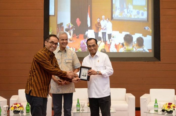 Wakil Rektor Bidang Kerja Sama dan Alumni Dr. Paripurna, Gubernur Jawa Tengah Ganjar Pranowo, dan Menteri Perhubungan Budi Karya Sumadi hadir dalam seminar bertema 