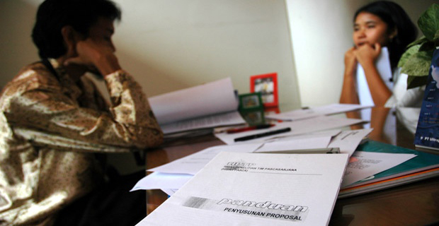 Sering kewalahan menghadapi dosen pembimbing yang sibuk bukanlah akhir dari segalanya. Foto: Buanaindonesia.com