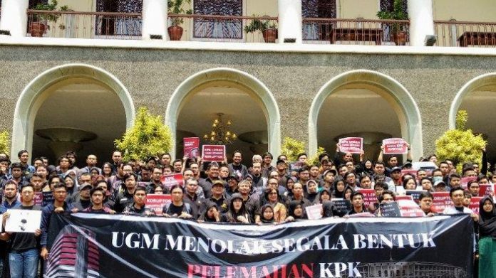 UGM menyatakan sikap bahwa pelemahan KPK sebagai amanat reformasi dan konstitusi adalah rongrongan integritas bangsa. Foto: Tribun Jogja