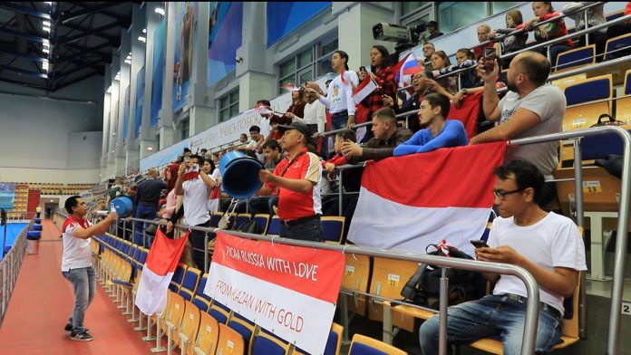 Semarak tabuhan ember mengiringi kemenangan tim bulutangkis Indonesia pada kejuaraan dunia di Rusia. Anak-anak Rusia turut berdiri sambil menghormat bendera Merah Putih menirukan pendukung Indonesia. Foto: KBRI Moskow