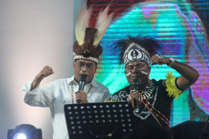 Menteri Perhubungan Budi Karya Sumadi dan anggota Kagama asal Sorong menyemarakkan panggung Temu Kangen Kagama DKI 2019 dengan lagu-lagu bertemakan Papua. Foto : Josep/KAGAMA
